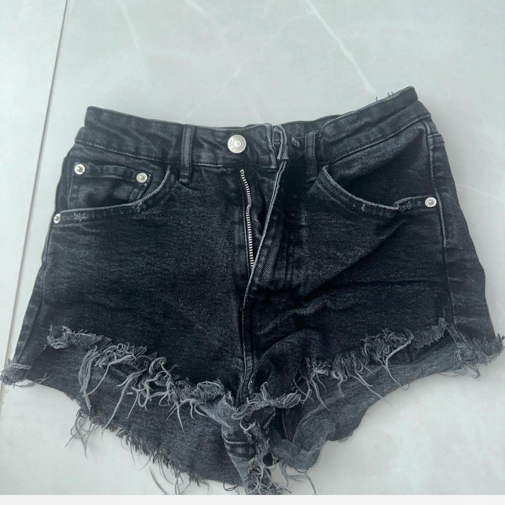 black zara jean shorts